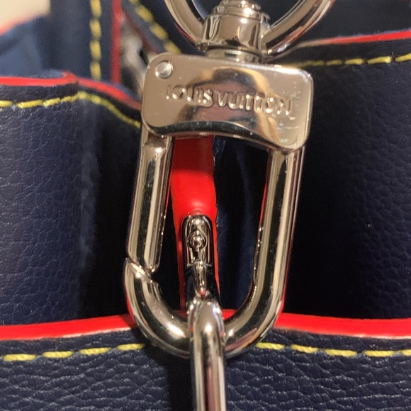 Louis Vuitton EPI Twist tote - Picture 9 of 17